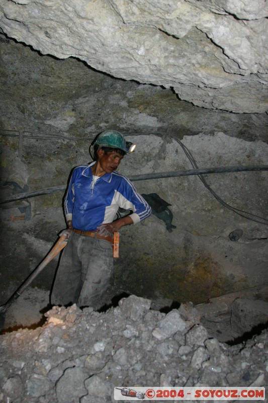 Cerro Rico - Mina Candelaria
Mots-clés: Mine grotte Mineurs personnes