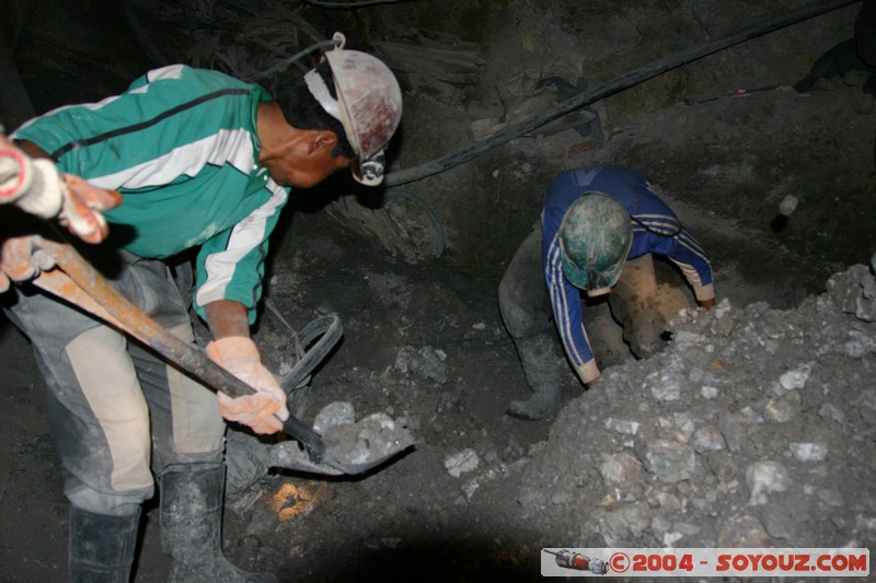 Cerro Rico - Mina Candelaria
Mots-clés: Mine grotte Mineurs personnes