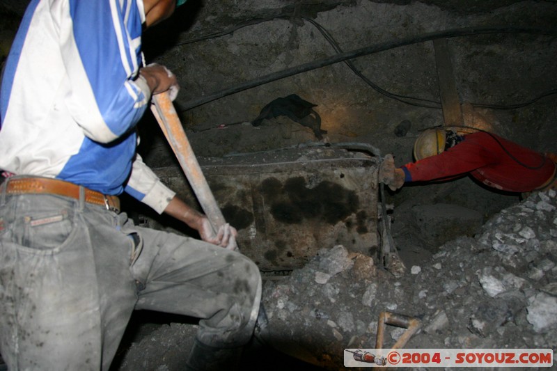 Cerro Rico - Mina Candelaria
Mots-clés: Mine grotte Mineurs personnes