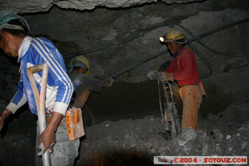 Cerro Rico - Mina Candelaria
Mots-clés: Mine grotte Mineurs personnes