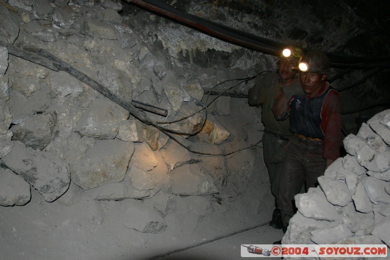 Cerro Rico - Mina Candelaria
Mots-clés: Mine grotte Mineurs personnes