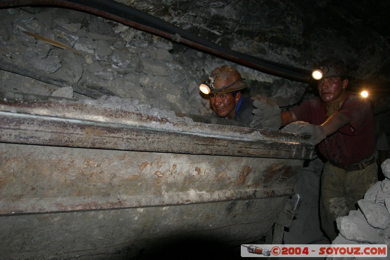 Cerro Rico - Mina Candelaria
Mots-clés: Mine grotte Mineurs personnes