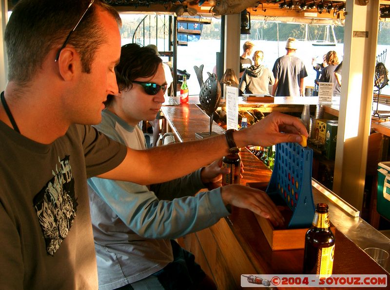 Bay of Islands - On The Rock - Erik and Gavin playing
Mots-clés: New Zealand North Island sunset