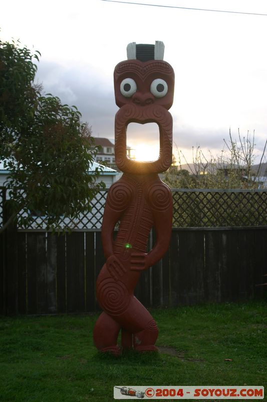 Rotorua - Ohinemutu - Tamatekapua Meeting House
Mots-clés: New Zealand North Island maori sculpture sunset