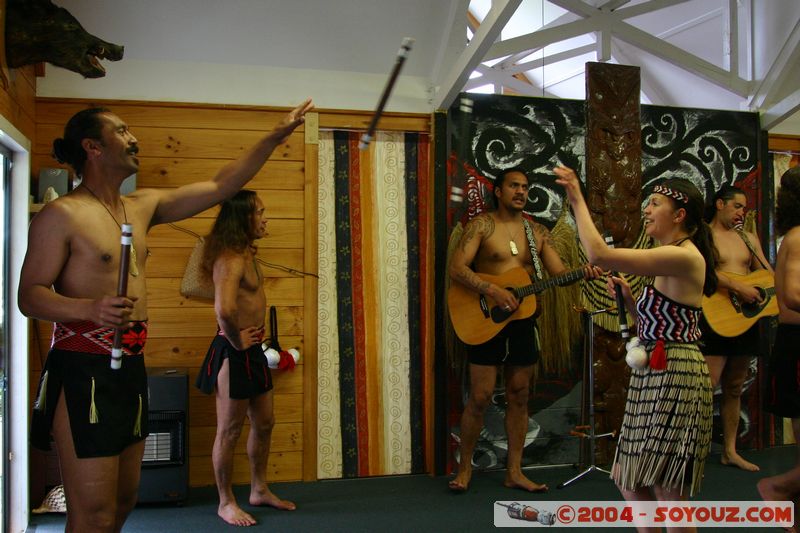 Whakarewarewa Village - Traditional Maori dances
Mots-clés: New Zealand North Island maori personnes