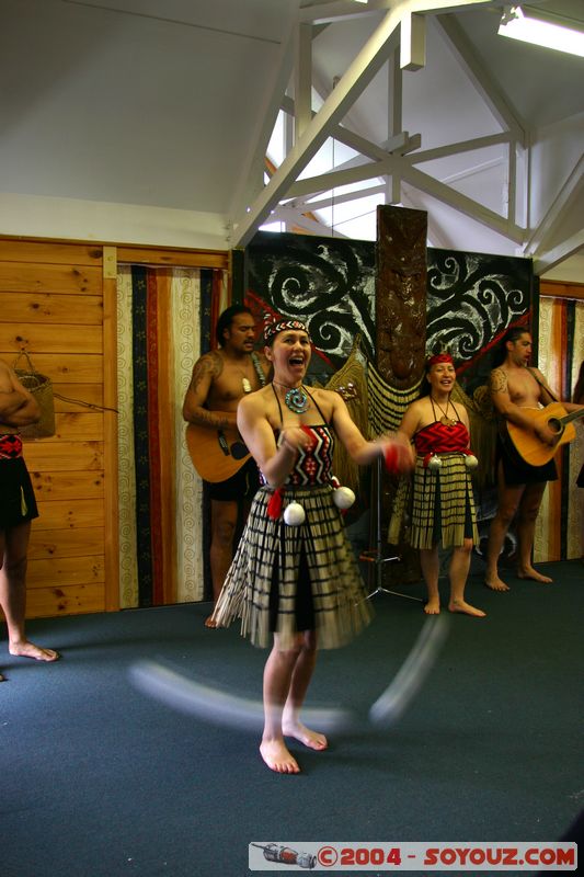 Whakarewarewa Village - Traditional Maori dances
Mots-clés: New Zealand North Island maori personnes