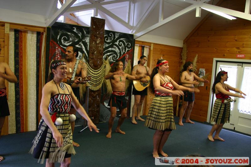 Whakarewarewa Village - Traditional Maori dances
Mots-clés: New Zealand North Island maori personnes