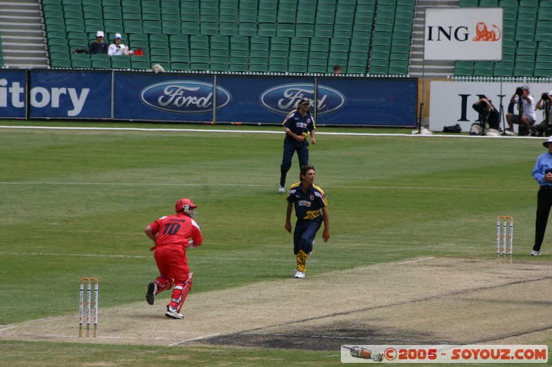 Melbourne's G - Bushrangers vs West End Redback - 02/01/2005
Mots-clés: sport cricket