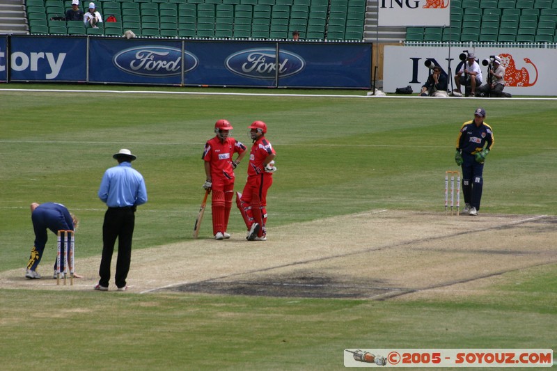 Melbourne's G - Bushrangers vs West End Redback - 02/01/2005
Mots-clés: sport cricket