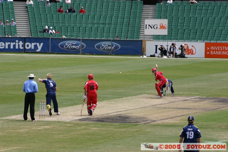 Melbourne's G - Bushrangers vs West End Redback - 02/01/2005
Mots-clés: sport cricket