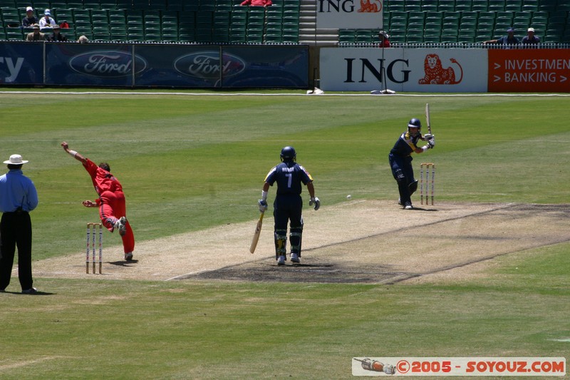 Melbourne's G - Bushrangers vs West End Redback - 02/01/2005
Mots-clés: sport cricket