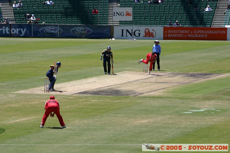 Melbourne's G - Bushrangers vs West End Redback - 02/01/2005
Mots-clés: sport cricket