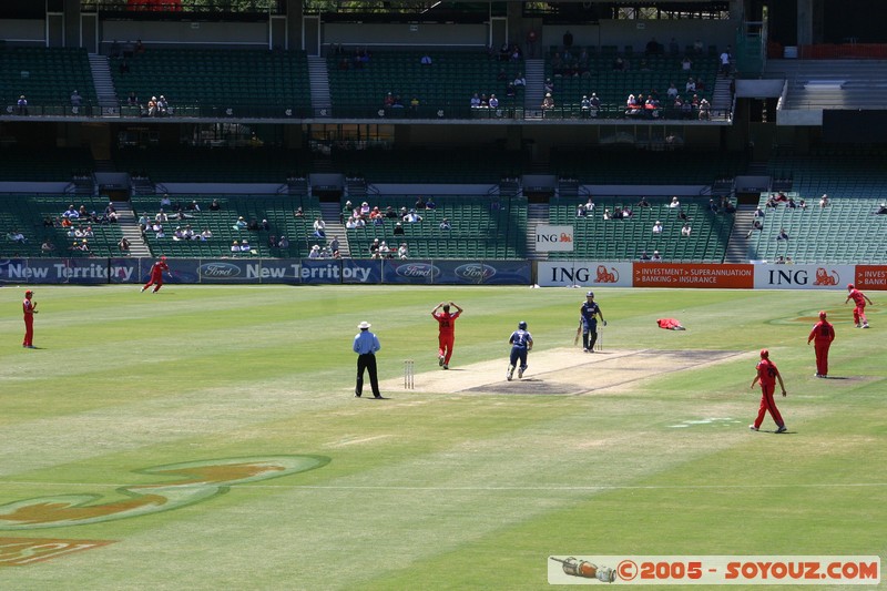 Melbourne's G - Bushrangers vs West End Redback - 02/01/2005
Mots-clés: sport cricket