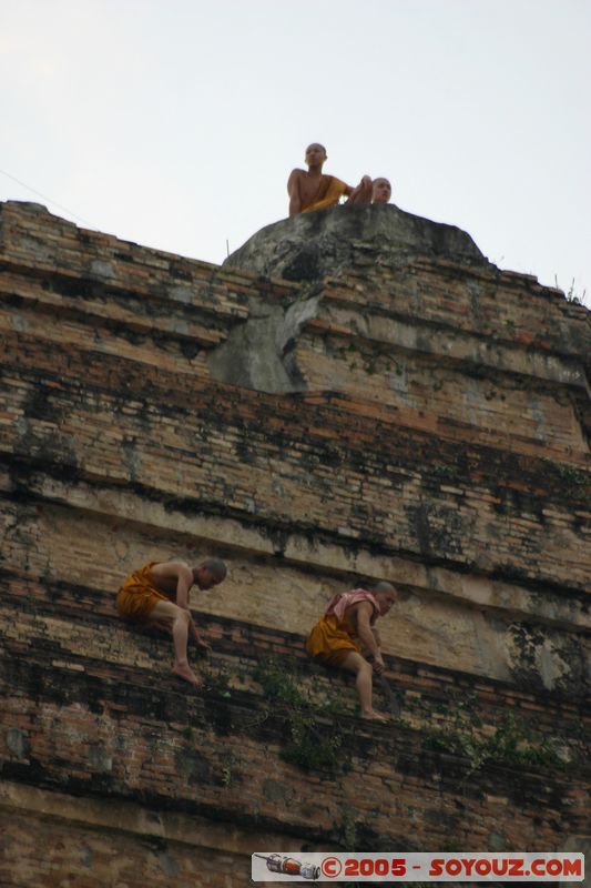 Chiang Mai - Wat Chedi Luang - Monks cleaning the temple
