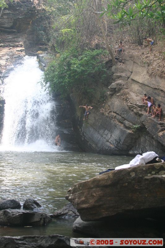 Around Chiang Mai - Young Thai jumping from a rock
Mots-clés: thailand Riviere cascade