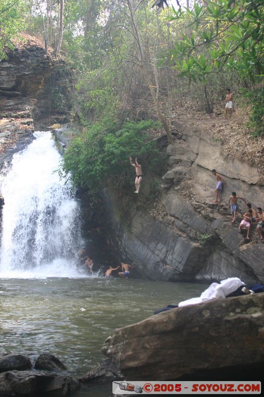 Around Chiang Mai - Young Thai jumping from a rock
Mots-clés: thailand Riviere cascade