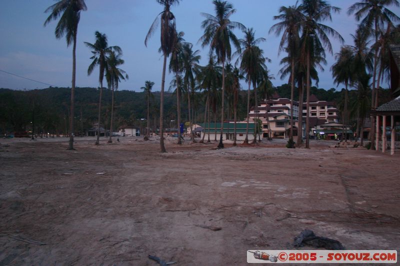 Koh Phi Phi Don - Ao Tonsai - 2 Months after the Tsunami
Mots-clés: thailand