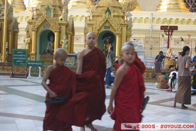 Yangon - Shwedagon Pagoda
Mots-clés: myanmar Burma Birmanie Pagode Bonze personnes