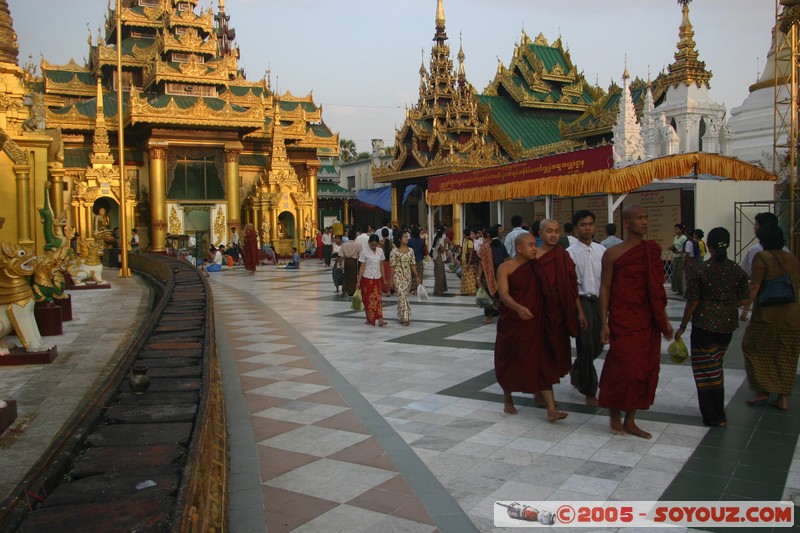 Yangon - Shwedagon Pagoda
Mots-clés: myanmar Burma Birmanie Pagode Bonze personnes