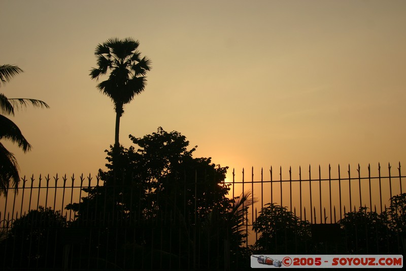 Yangon - Shwedagon Pagoda
Mots-clés: myanmar Burma Birmanie Pagode sunset