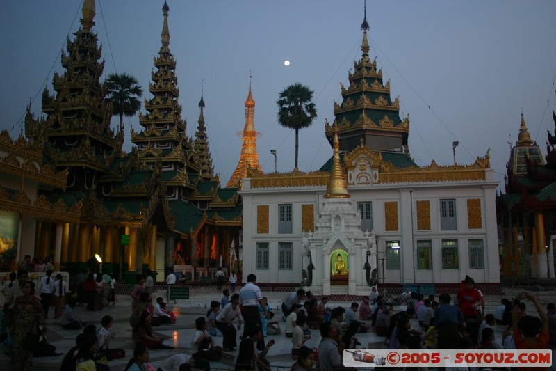 Yangon - Shwedagon Pagoda
Mots-clés: myanmar Burma Birmanie Pagode sunset personnes