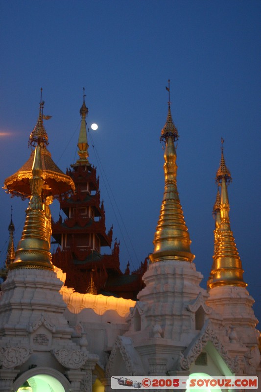 Yangon - Shwedagon Pagoda
Mots-clés: myanmar Burma Birmanie Pagode Nuit