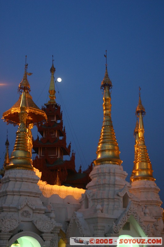 Yangon - Shwedagon Pagoda
Mots-clés: myanmar Burma Birmanie Pagode Nuit