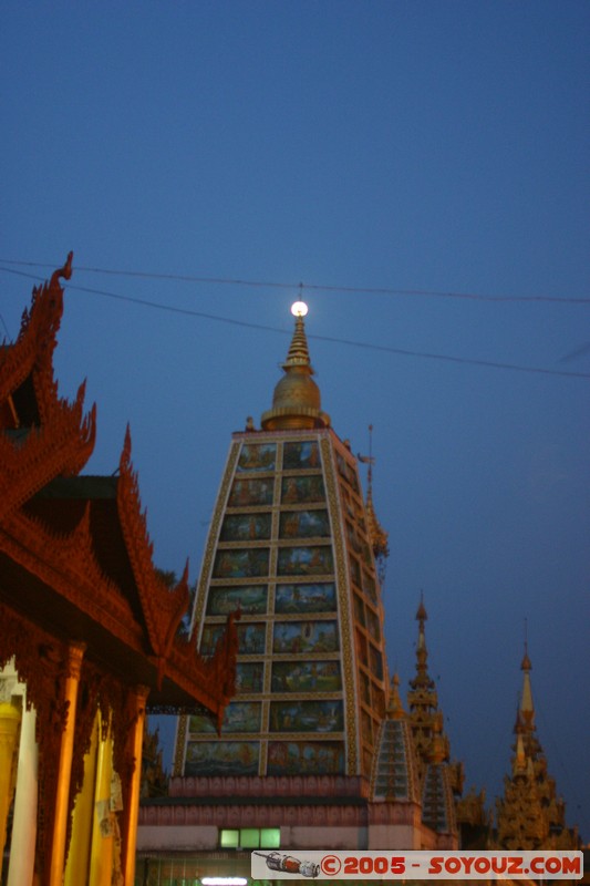 Yangon - Shwedagon Pagoda
Mots-clés: myanmar Burma Birmanie Pagode Nuit