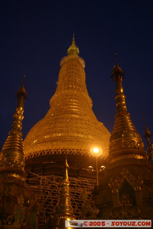 Yangon - Shwedagon Pagoda
Mots-clés: myanmar Burma Birmanie Pagode Nuit