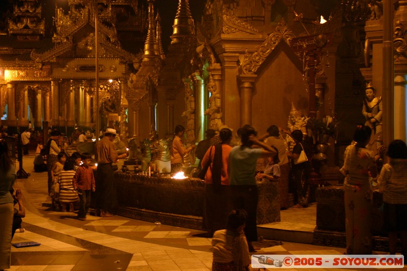 Yangon - Shwedagon Pagoda
Mots-clés: myanmar Burma Birmanie Pagode Nuit personnes