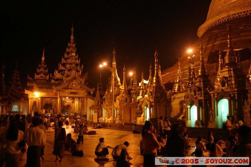 Yangon - Shwedagon Pagoda
Mots-clés: myanmar Burma Birmanie Pagode Nuit personnes