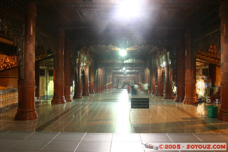 Yangon - Shwedagon Pagoda
Mots-clés: myanmar Burma Birmanie Pagode Nuit