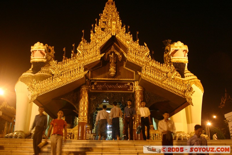 Yangon - Shwedagon Pagoda
Mots-clés: myanmar Burma Birmanie Pagode Nuit