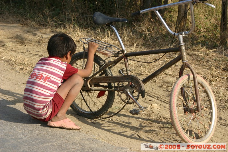 Nyaung Shwe - enfant au velo
Mots-clés: myanmar Burma Birmanie velo personnes