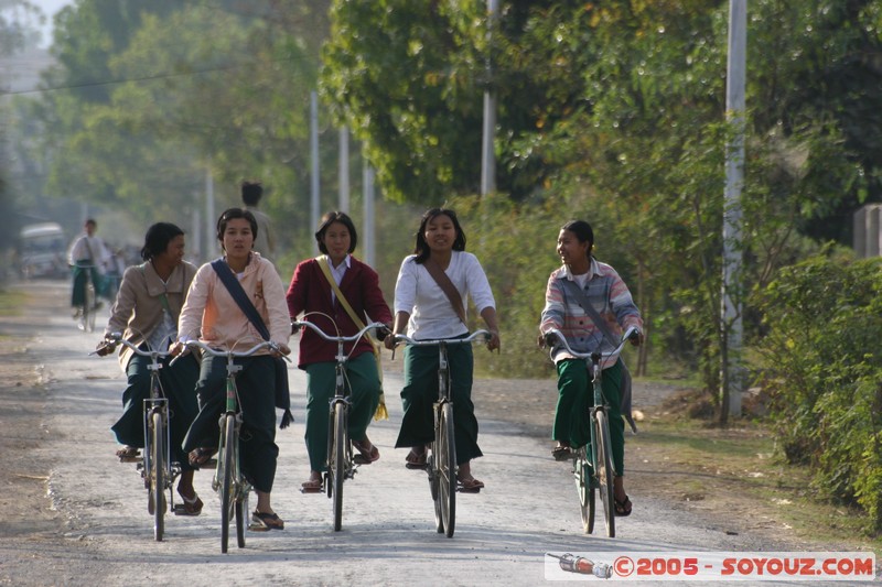 Nyaung Shwe
Mots-clés: myanmar Burma Birmanie velo personnes