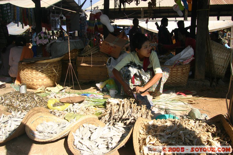 Inle lake - Lingin - Marche
Mots-clés: myanmar Burma Birmanie Marche personnes