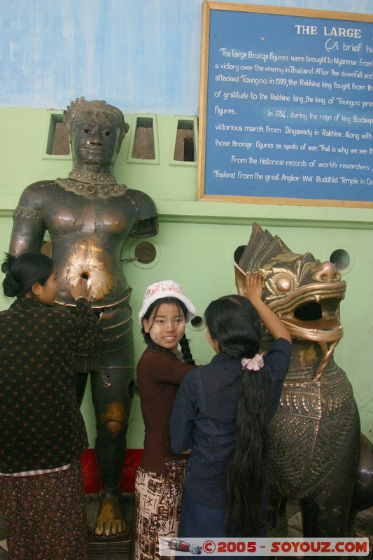 Mandalay - Mahamuni Paya - Khmer bronzes figures
Mots-clés: myanmar Burma Birmanie Pagode statue