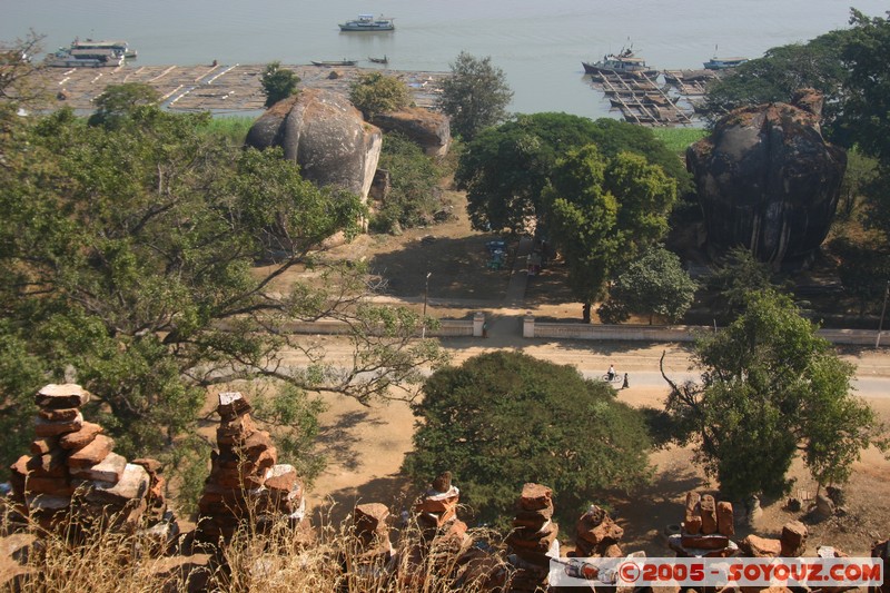 Mingun Paya - 2 Giant Mingun Lions
Mots-clés: myanmar Burma Birmanie Ruines Pagode