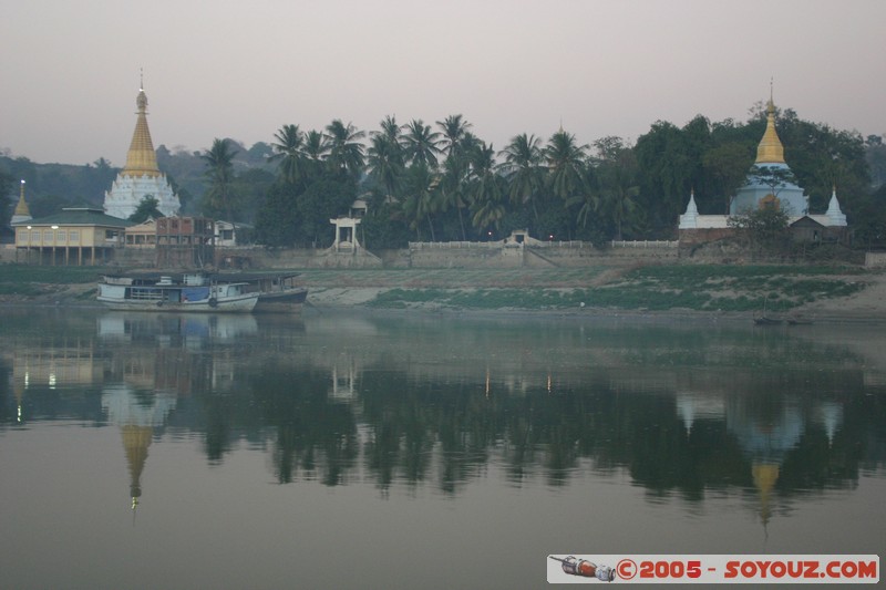 Ayeyarwady River - Pagoda
Mots-clés: myanmar Burma Birmanie Pagode Riviere brume