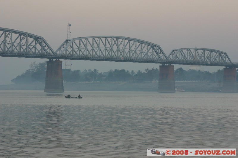 Ayeyarwady River
Mots-clés: myanmar Burma Birmanie Riviere Pont brume