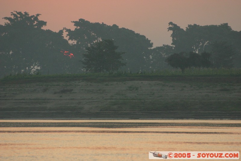 Sunrise on Ayeyarwady River
Mots-clés: myanmar Burma Birmanie Riviere sunset