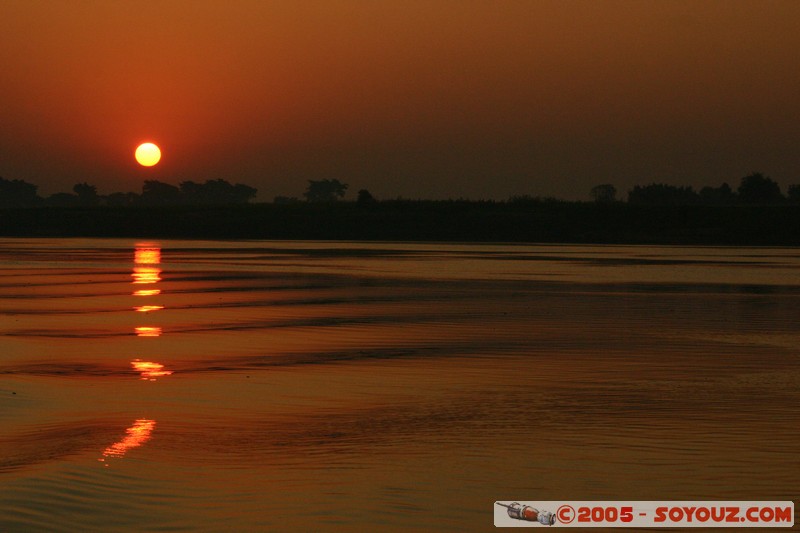 Sunrise on Ayeyarwady River
Mots-clés: myanmar Burma Birmanie Riviere sunset