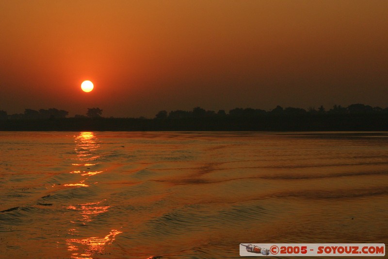 Sunrise on Ayeyarwady River
Mots-clés: myanmar Burma Birmanie Riviere sunset