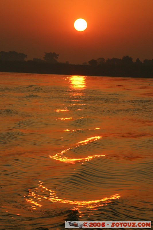 Sunrise on Ayeyarwady River
Mots-clés: myanmar Burma Birmanie Riviere sunset