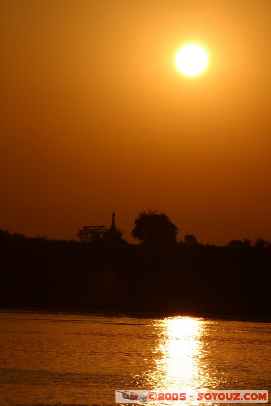 Sunrise on Ayeyarwady River
Mots-clés: myanmar Burma Birmanie Riviere sunset