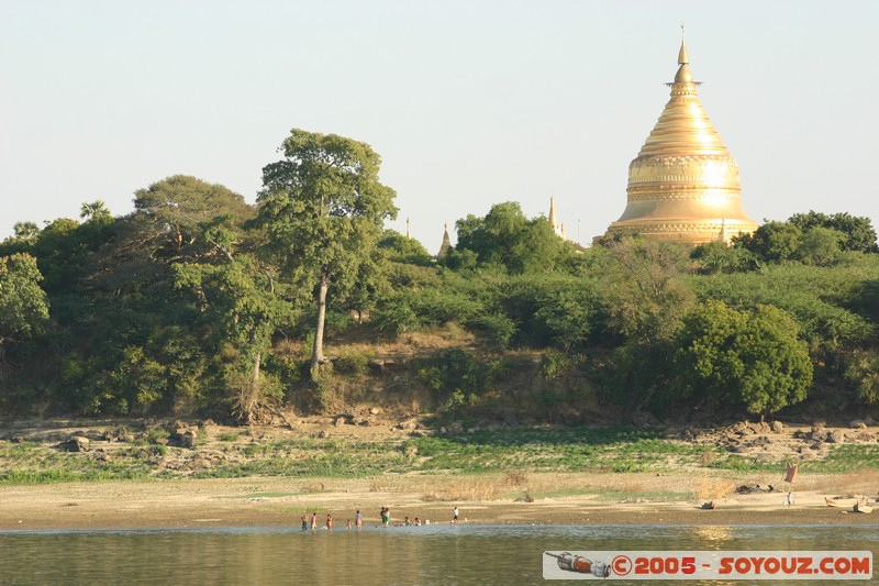 Bagan - Shwe-zi-gon Paya
Mots-clés: myanmar Burma Birmanie Riviere Ruines Pagode