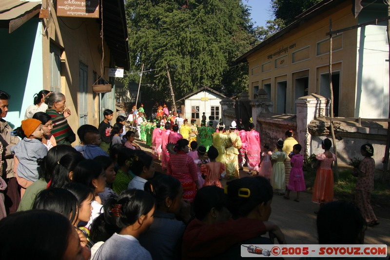 Bagan - Nyaung-U - Procession
Mots-clés: myanmar Burma Birmanie personnes