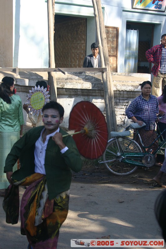 Bagan - Nyaung-U - Procession
Mots-clés: myanmar Burma Birmanie personnes