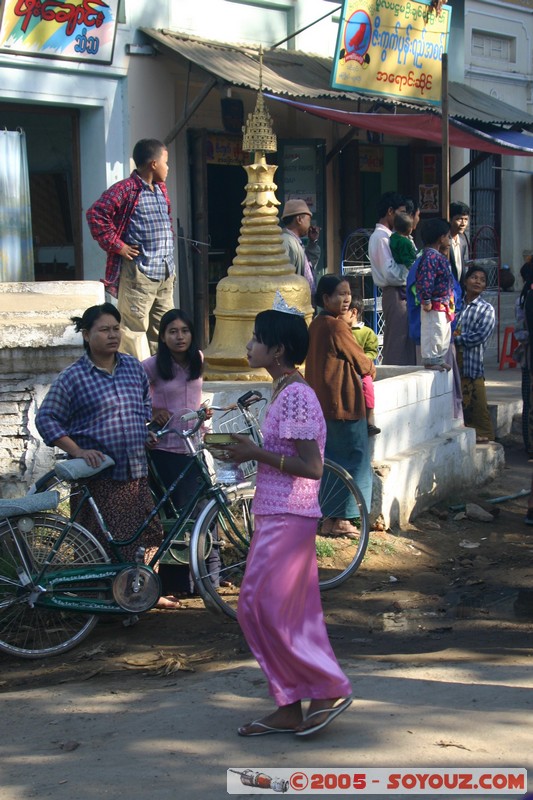 Bagan - Nyaung-U - Procession
Mots-clés: myanmar Burma Birmanie personnes