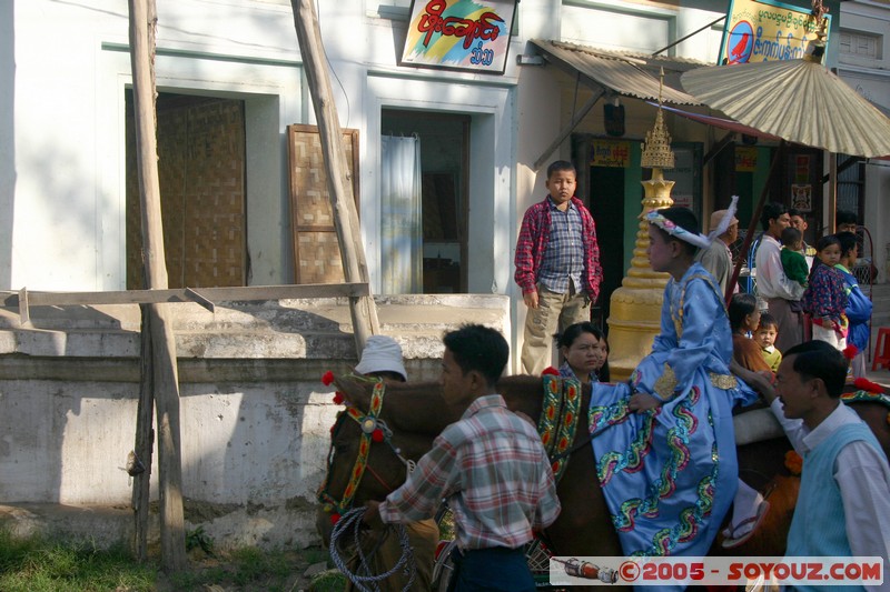 Bagan - Nyaung-U - Procession
Mots-clés: myanmar Burma Birmanie personnes